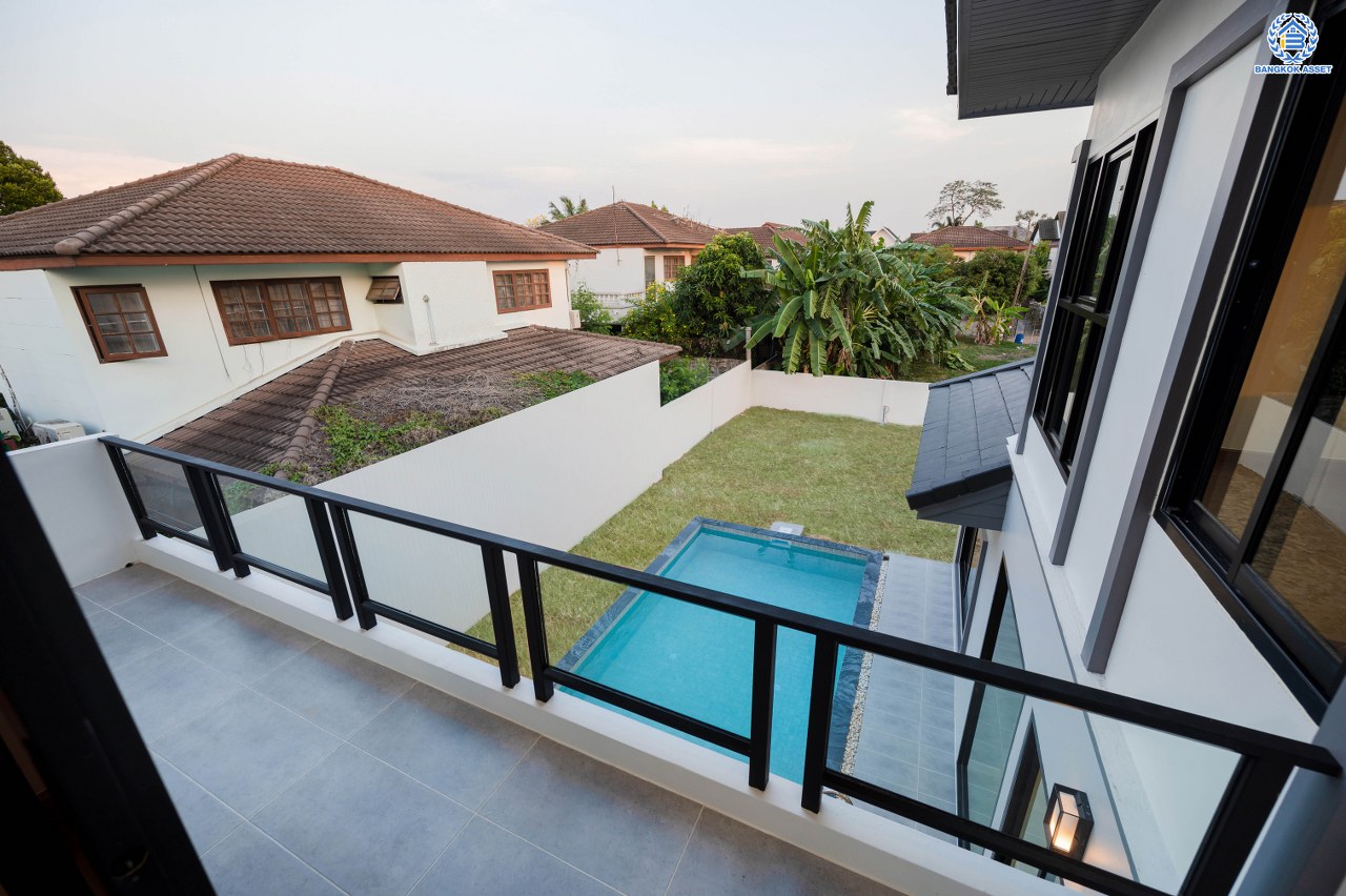 บ้านมือสองตกแต่งใหม่ หลังใหญ่พิเศษ โครงการ ชวนชื่นกรีนวิลล์ พุทธมณฑลสาย2 เนื้อที่ 108 ตร.ว. พื้นที่ใช้สอย 250 ตร.ม. ภายในตกแต่งหรูหรา บรรยากาศเป็นส่วนตัว พร้อมมีสระว่ายน้ำในตัว มาพร้อมฟังก์ชันจัดเต็ม 4 ห้องนอน 4 ห้องน้ำ 1 ห้องแม่บ้าน จอดรถได้ 2 คัน บนทำเลศักยภาพ เข้า-ออกได้ทั้ง ถ.พุทธมณฑลสาย2 และ ถ.กาญจนาภิเษก ใกล้ทางคู่ขนานลอยฟ้าบรมราชชนนี, เซ็นทรัลปิ่นเกล้า และม.มหิดล